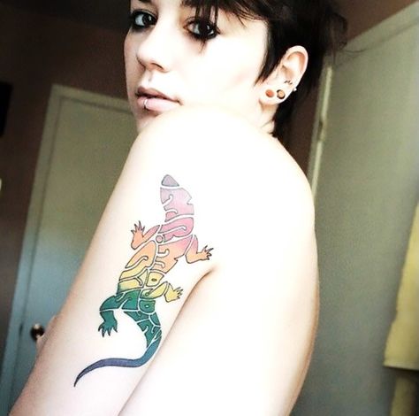 A great idea for the first girl tattoo - colorful gecko inked on the shoulder. Tattoo Sleeve Designs For Men, Tattoo For Men Ideas, Classy Tattoos For Women, Tattoo Font For Men, Lizard Tattoo, Old Skin, Cool Tattoos For Guys, Back Tattoo Women, Cool Tattoo