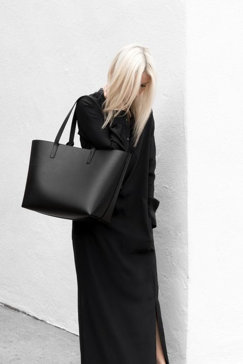 figtny.com | Weekender Luxury Tote Bags, My Style Bags, Go To New York, Big Bag, Black Business, All Black Everything, Minimal Chic, Big Bags, Black Tote