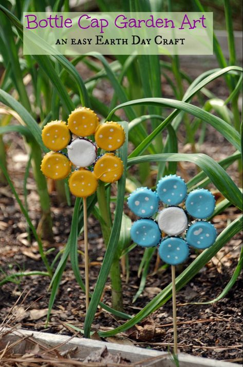 Bottle Cap Flowers, Fun Garden Art, Easy Recycled Crafts, Whimsical Yard, Cute Garden Ideas, Earth Craft, Recycled Crafts Kids, Unique Garden Art, Earth Day Crafts