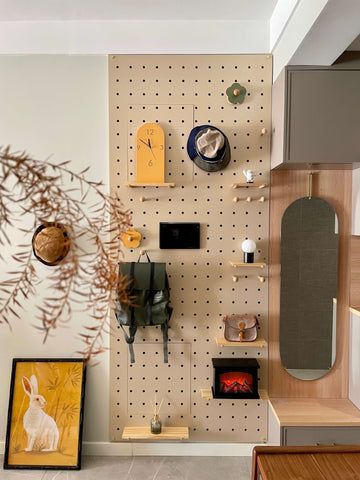 8 Creative Ways to Use Pegboard Display in Your Retail Store | Tips - Iwoodliving Entryway Pegboard, Handbag Displays, Pegboard Display, Can Lighting, Handbag Display, Apartment Needs, Attract Customers, Modular Shelving, Working Space