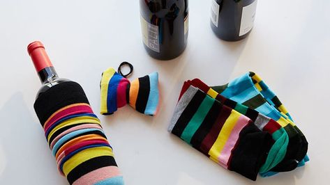 Wine bottles and socks How To Wrap Presents, Wine Bottles Gift Wrap, Wrapping A Gift, Cheap Presents, Wine Sleeve, Bottle Gift Wrapping, Holiday Hacks, Different Types Of Wine, Wrap Presents