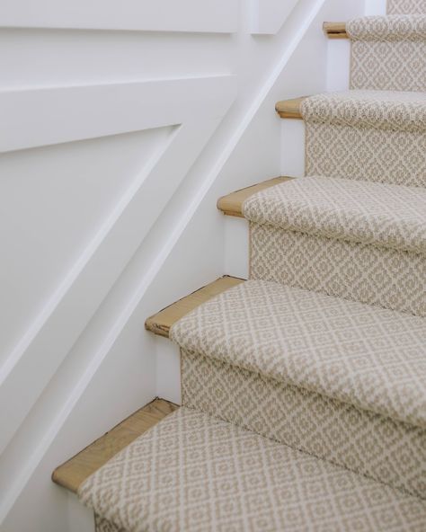 A moment for this gorgeous stair runner! 😍 This custom stair runner spans a 3 story home and long hallways throughout so we knew it needed to be durable yet soft underfoot. We love how the neutral tones balance the subtle pattern - ensuring that it’s not too busy but creates a nice texture throughout the space. Design @gable_interiors 📷 @mariadeforrest #interiordesigner #homedesign #carpet #stairrunner #selections #bethanybeach #coastaldelaware #bethanybeachinteriordesigner #waterfronth... Dash And Albert Stair Runner, Classic Stair Runner, Neutral Stair Runner, Stairs Makeover Design, Sisal Stair Runner, Stairs Makeover, Hallway Carpet Runners, Long Hallway, Virginia Homes