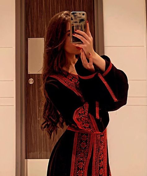 Afghan Dress Aesthetic, Eastern European Clothing, Afghan Girl Aesthetic, Arabic Girl Aesthetic, Arab Girl Aesthetic, Afghan Jalebi, Arab Dresses, Arab Dress, Moroccan Fashion