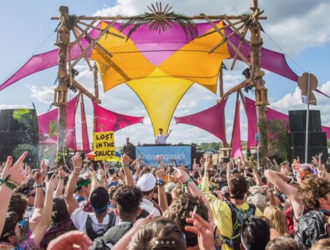 Watch Recap For TSIS Beach Stage At Okeechobee 2017 Ft. Louis Futon, Kasbo, Whethan & Brasstracks  Festival season is in full force now so we have a very special TBT to a couple months back when we kicked off the year proper at one of our new favorite music festivals,  Okeechobee Music & Art Festival , taking place down in Florida.    Well we had the pleasure of partnering up with the festival and having our own stage for a special  TSIS Beach Party  on Saturday and it was incredibl.. Music Festival Decor, Installation Architecture, Flamingo Artwork, Festival Stage, Outdoor Stage, Beach Music, Festival Inspo, Beach Events, Pop Up Market