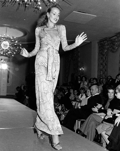 JerryHall walks down the runway in a wrap dress at The Pierre Hotel, 1975. Diane Von Furstenberg 70s, Diane Von Furstenberg Wrap Dress, Dvf Wrap Dress, Jerry Hall, 1970s Fashion, British Vogue, Glam Rock, Fashion Pattern, 70s Fashion