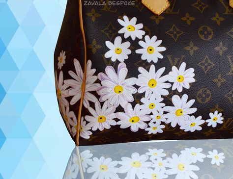 Floral moments on this LV Speedy.🌸💐This is the cutest little bowler bag and a total Louis Vuitton staple. . My client send over the cutest try on review which is in my Reviews tab on my highlights. Go check it out to see how cute this bag was, because I’m obsessed. . . . . . . . . #daisyart #zavalabespoke #handpaintedbag #custompaintedbag #flowerart #flowerpainting #custombags #handpaintedpurse #handbagartisan #louisvuittonartisan #lvartisan #lvart #daisies🌼 #daisyartedit #flowerartist Lv Painting, Painted Handbags, Painted Leather Bag, Painted Handbag, Bag Painting, Purse Ideas, Leather Bag Design, Hand Painted Designs, Art Biz