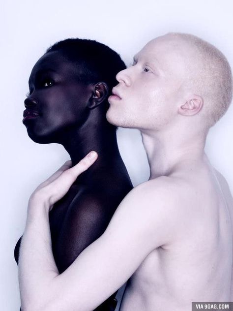 This is how the darkest and the lightest men look like. Original photo without photoshop - 9GAG Melanism People, Albino People, Cabinet Medical, Skin Colors, People Watching, Opposites Attract, Pretty Photos, People Of The World, Swimmers