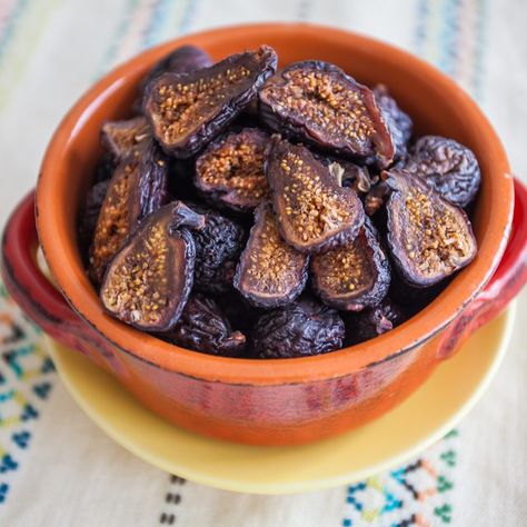 How to Make Dried Figs From Fresh Ones Papaya Recipes, Dry Food Storage, Fig Recipes, Dehydrated Fruit, Fine Dining Recipes, Crepe Recipes, Dried Figs, Fresh Figs, Dehydrated Food