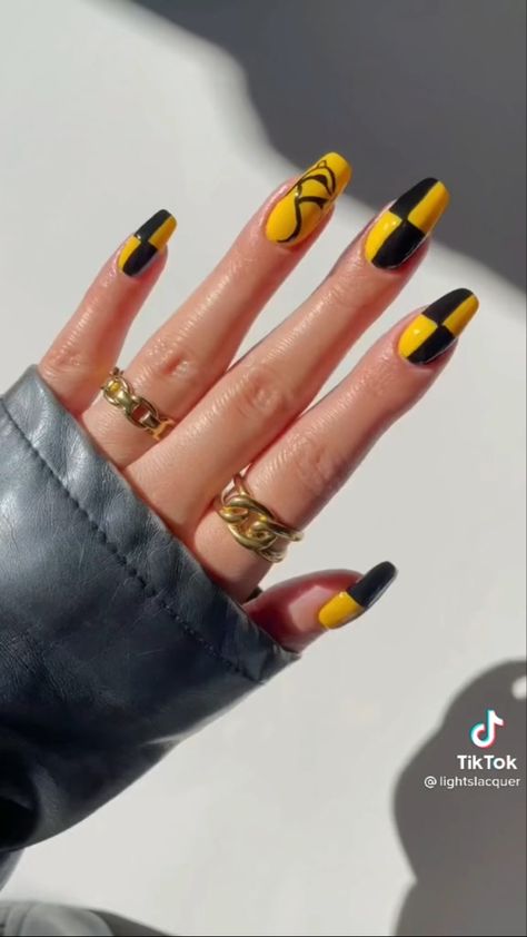 Hufflepuff Acrylic Nails, Huffle Puff Nails, Hufflepuff Nails Simple, Hufflepuff Inspired Nails, Harry Potter Hufflepuff Nails, Hufflepuff Nail Designs, Harry Potter Nails Designs Hufflepuff, Hufflepuff Nail Art, Universal Studios Nail Ideas