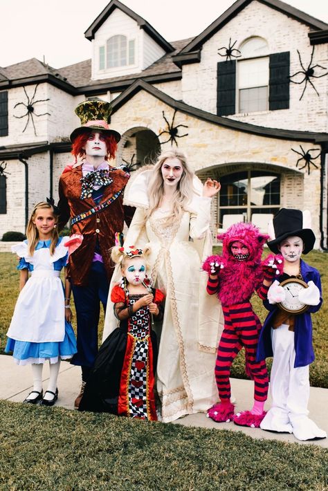 13 Halloweens: Family Costumes! Off With Your Head, Halloween Alice In Wonderland, Themed Halloween Costumes, Neil Patrick, Alice In Wonderland Costume, Halloween Traditions, Wonderland Costumes, More Sleep, Old Couples