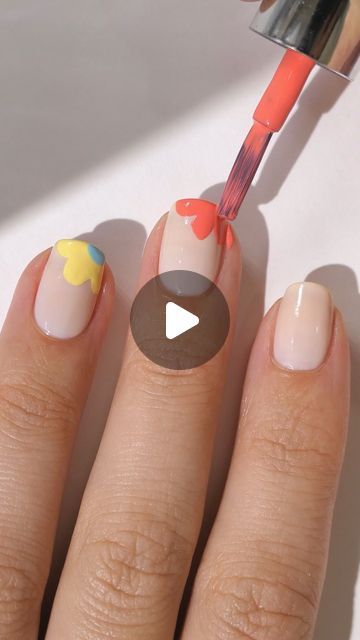 Colorful Nail Polish, Nail Paint Simple Design, Easy Nail Flowers, Easy Flowers On Nails, Nail Polish Designs Easy, Nail With Flowers, Flower Art Nails, Flower Tip Nails, How To Paint Flowers On Nails