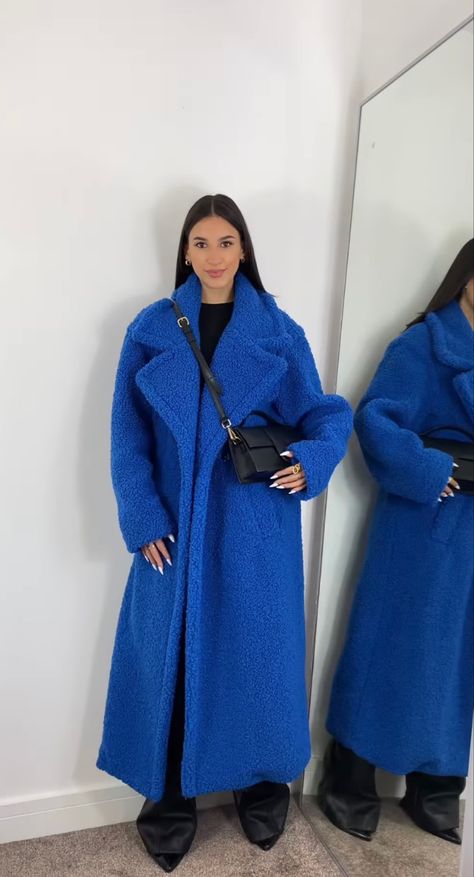 Cobalt Blue Outfit, Blue Fur Jacket, Fur Jacket Outfit, Blue Coat, Winter Mode, Blue Coats, Coat Outfits, Blue Outfit, Clothing Hacks