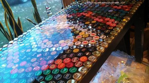 Tutorial for flat surface projects using Enviro-Tex Lite Pour On high gloss varnish. Bottle Top Tables, Beer Cap Table, Beer Bottle Cap Crafts, Beer Cap Art, Bottle Cap Table, Bottle Cap Projects, Diy Beer, Resin Table Top, Reuse Plastic Bottles