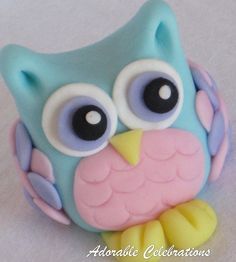 Owl cake topper. .... so cute Fondant Owl, Owl Cake Topper, Deco Cupcake, Fimo Kawaii, Owl Cakes, Owl Birthday Parties, Owl Cake, Fondant Cake Topper, Fondant Animals