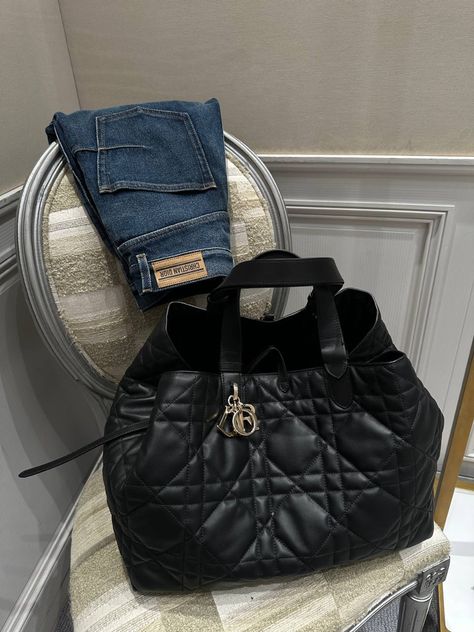 Dior bag, personal shopping, personal styling Dior Toujours Bag Outfit, Dior Toujours Bag, Dior Bag Aesthetic, Dior Bag Outfit, Dior Jeans, Dior Tote Bag, Aesthetic Dior, Dior Denim, Dior Aesthetic