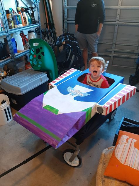 Buzz Lightyear Buzz Light Year Spaceship Diy, Buzz Lightyear Spaceship Diy, Buzz Lightyear Spaceship, Spaceship Diy, Wagon Floats, Cardboard Spaceship, Buzz Lightyear Halloween Costume, Space Costume, Space Costumes