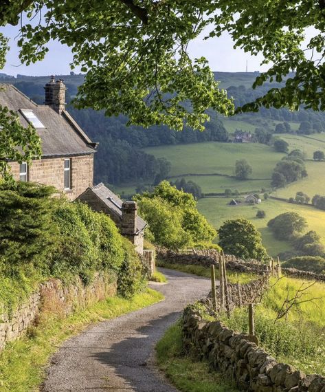 Countryside Girl, Country Living Uk, England Aesthetic, England Countryside, Countryside Cottage, English Village, Countryside House, Landscape Art Painting, British Countryside