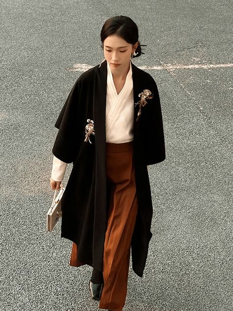 Casual Hanfu, Female Hanfu, Modern Chinese Fashion, Chinese New Year Outfit, Chinese Attire, Modern Kimono, Modern Hanfu, Chinese Fashion Street, Historic Fashion