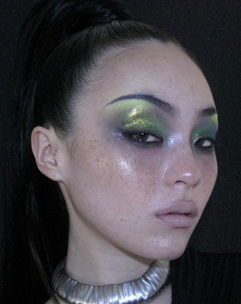 Green Glitter Makeup, Artsy Makeup, Funky Makeup, Alt Makeup, Makeup News, Runway Makeup, Ethereal Makeup, Green Makeup, Editorial Makeup