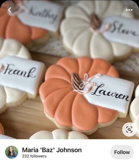 Thanksgiving Cookie Place Cards, November Sugar Cookies, Thanksgiving Place Card Cookies, Friendsgiving Cookies Decorated, Thanksgiving Sugar Cookies Decorated, Friendsgiving Cookies, Thanksgiving Decorated Cookies, Thanksgiving School Treats, Kids Friendsgiving