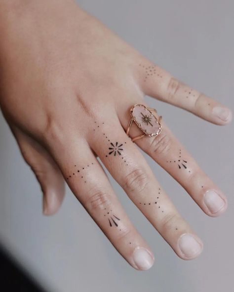 10 Best Mandala Tattoo Designs to Inspire You Girl Finger Tattoos, Simple Finger Tattoo, Small Mandala Tattoo, Mandala Tattoo Designs, Toe Tattoos, Tiny Finger Tattoos, Tattoos Butterfly, Tato Jari, Small Finger Tattoos