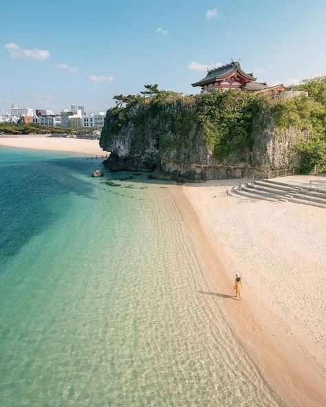 credit: IG @visitjapanau Naminoue Beach boasts stunning views of the crystal-clear turquoise waters and soft sandy shores that are characteristic of the region. Okinawa Beach, Japan Beach, Winter In Australia, Kyoto Japan Travel, Japan Travel Guide, Okinawa Japan, Out Of Office, Visit Japan, Naha