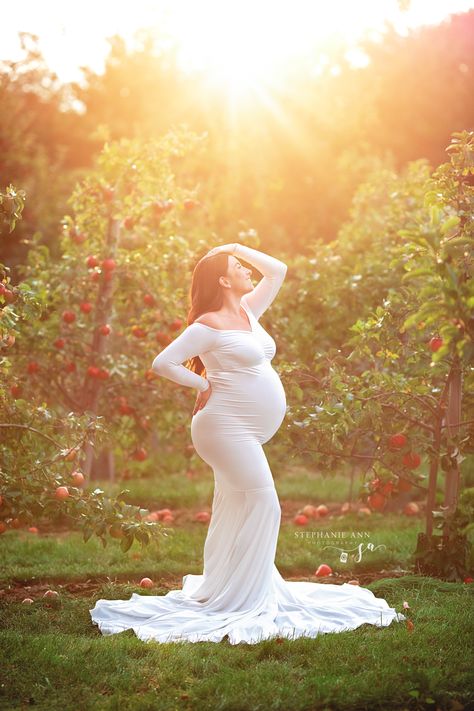 Maternity Photography Apple Orchard, Orchard Maternity Photoshoot, Garden Theme Maternity Shoot, Apple Orchard Maternity Photoshoot, Orchard Maternity Pictures, Apple Orchard Maternity Photos, Maternity Pictures Spring, Rose Garden Photoshoot, Maternity Shoot Outdoor