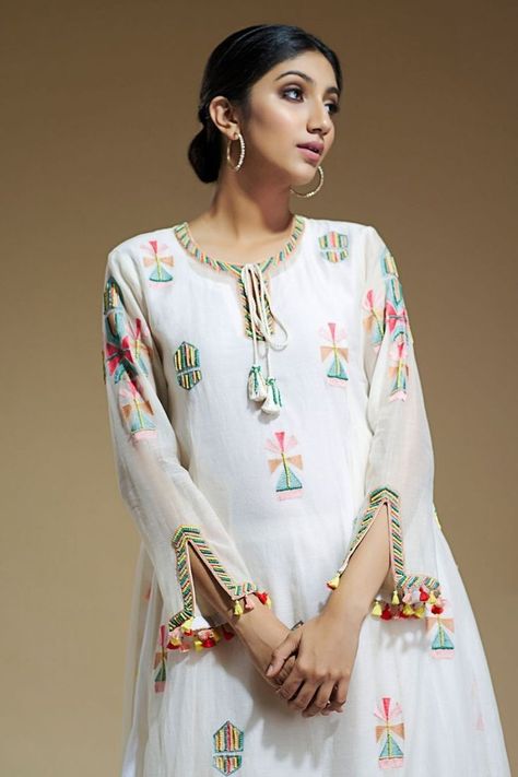 Kurti Sleeves Designs, Tailor Design, Patiala Dress, Simple Kurtis, Suit Neck, Kurti Sleeves, Eastern Dresses, Kurti Sleeves Design, Latest Dress Design