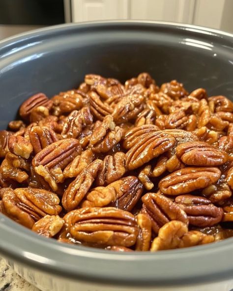 Slow Cooker Kitchen Slow Cooker Almonds, Crockpot Candy Recipes, Slow Cooker Candy, Slow Cooker Kitchen, Candied Pecans Recipe, Crock Pot Desserts, Pecan Recipes, Crockpot Dishes, Candied Pecans