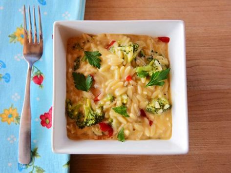 Get Broccoli Cheddar Orzotto Recipe from Food Network | Red Drummond makes a simple dish that's a cross between risotto and broccoli cheese soup or casserole using orzo instead of rice Food Network Recipes Pioneer Woman, Plat Simple, Easy One Pot Meals, Broccoli Cheese, Ree Drummond, Broccoli Cheddar, One Pot Pasta, Broccoli And Cheese, Veggie Sides