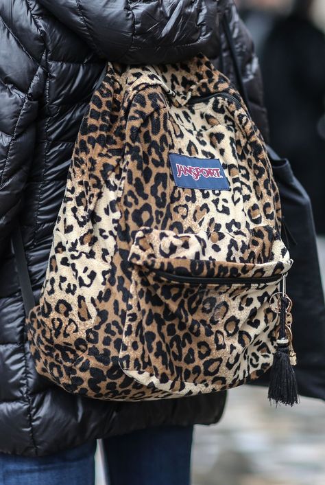 It wouldn't be the early '90s without Jansport backpacks. The old-school bags were spotted on campuses everywhere—often decorated with Sharpie drawings and iron-on patches. Leopard Print Backpack, Rucksack Aesthetic, Sade Style, Backpack With Patches, Jansport Backpacks, Popular Handbag, Popular Purses, Sharpie Drawings, Backpack For School