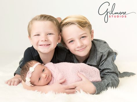 Brothers Photoshoot, Sibling Photography Newborn, Newborn Family Pictures, Newborn Sibling, Foto Newborn, Newborn Family Photos, Sibling Photography, Big Brothers, Newborn Photography Poses