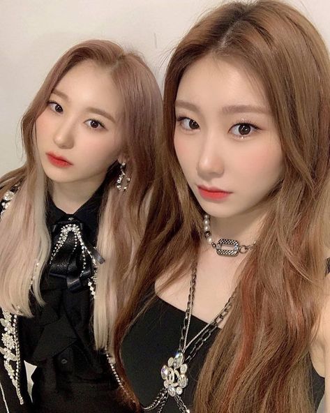 iz*one lee chaeyeon & itzy lee chaeryeong aka chae sisters Iz*one Chaeyeon, Jessica Jung, Girl Bands, Cultura Pop, The Wiz, Iz One, Kpop Girl Groups, Girls Generation, Korean Girl