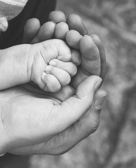 Baby's hand in parents hands Baby Fotografie, Newborn Baby Photoshoot, Baby Sleep Problems, Newborn Baby Photos, Foto Baby, Newborn Shoot, Baby Hands, Pregnant Mom, Newborn Baby Photography