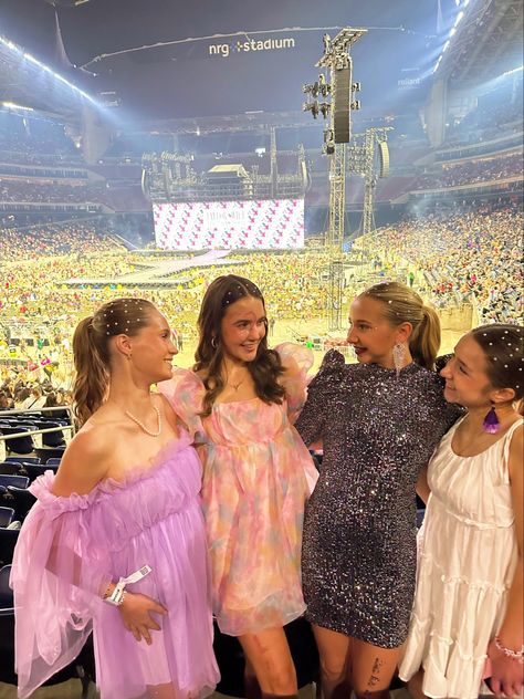 Eras Tour Poses With Friends, Eras Tour Outfits Toronto, Comfortable Eras Tour Outfits, Aesthetic Concert Outfit, Eras Fits, Concert Outfit Inspiration, Eras Tour Outfits, Aesthetic Concert, Concert Style