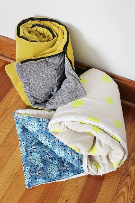 Diy Sleeping Bag, Sleeping Bag Pattern, Holiday Hand Towels, Kids Sleeping Bags, A Beautiful Mess, Creation Couture, Beautiful Mess, Bags Tutorial, Sewing Projects For Beginners