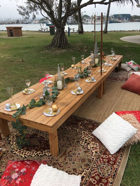 Relaxed work Christmas party Christmas Picnic Table Decor, Christmas Picnic Ideas Table Settings, Rose Tea Party, Outdoor Events Decor, Christmas Picnic, Picnic Table Decor, Picnic Event, Christmas Party Table Decorations, Outdoor Christmas Party