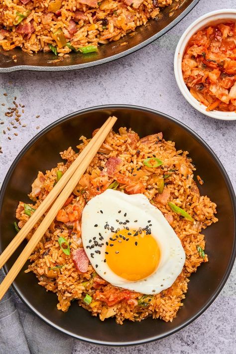 If you like experimenting with fried rice, you’ve got to check out this kimchi fried rice recipe. It’s loaded up with ingredients like kimchi, bacon, garlic, and Korean chili paste. Plus, it’s super-simple to whip up and you can have it ready in just 30 minutes. Got some leftover rice on hand? Perfect, this recipe is ideal for using up day-old rice and turning it into something amazing. Give it a shot and you'll be pleasantly surprised how you can make such a tasty dish with so few ingredients. Fried Rice Korean, Bacon Fried Rice Recipe, Kimchi Fried Rice Recipe, Rice Korean, Hibachi Fried Rice, Korean Chili, Korean Chili Paste, Seoul Cafe, Bacon Fries