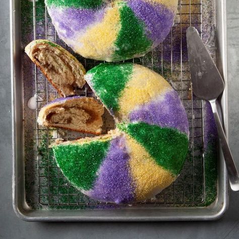 Mardi Gras Desserts Praline Cookies, Cake With Cream Cheese Filling, New Orleans King Cake, King Cake Recipe, Almond Pastry, Special Meals, Mardi Gras King Cake, Mardi Gras Food, Grits Recipe