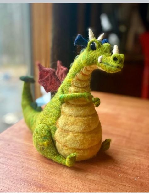 Needle Felted Fantasy Creatures, Felted Dragon, Wet Felting Tutorial, Felt Plushie, Felt Dragon, Needle Felting Diy, Wool Felt Projects, Felting Ideas, Felted Wool Crafts