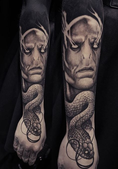 Grindesign tattoo Nagini Harry Potter, Voldemort Tattoo, Harry Potter Lord Voldemort, Harry Potter Tattoo Sleeve, Fandom Tattoos, Harry Tattoos, Sisters Tattoo, Harry Potter Voldemort, Hp Tattoo