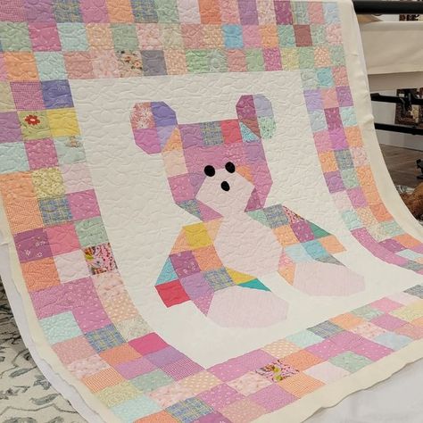 Teddy Bear Quilt Pattern, Teddy Bear Quilt, Quilt Meaning, Girl Quilts, Teddy Bear Sewing Pattern, Baby Quilt Pattern, Long Arm Quilting Machine, Bear Quilts, Hearts And Flowers