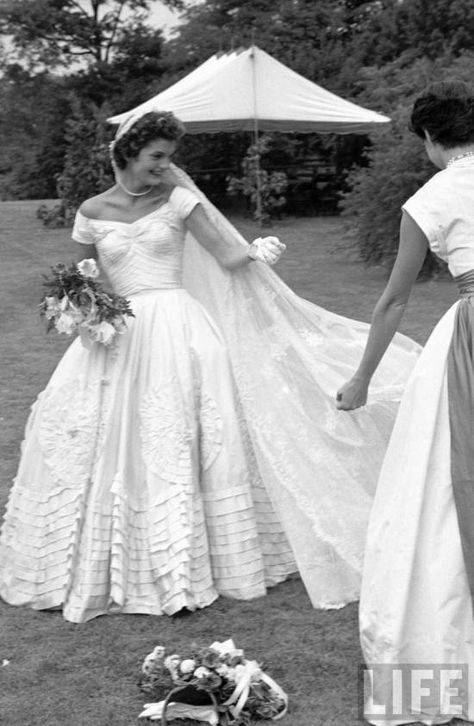 Jackie Kennedy’s wedding dress, 1953 Bride Top, Jackie O Style, Iconic Weddings, Jackie O, Vintage Bride, Mode Vintage, Wedding Dresses Vintage, Mode Inspiration, Designer Wedding Dresses