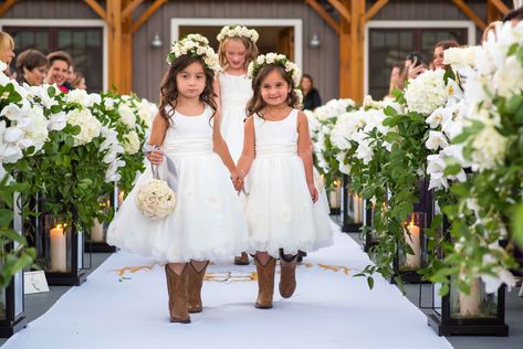 Cowgirl Boots Wedding, Country Bride, Girl Cowboy Boots, Cowboy Wedding, Barn Reception, Wedding Boots, Boda Mexicana, Country Weddings, Wedding Inside