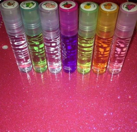 2000s Lip Gloss Aesthetic, Lip Gloss Aesthetic 90s, 90s Lipgloss, Lip Gloss 2000s, 90s Kids Remember, Rangement Makeup, Pink 90s, Lip Balm Collection, Childhood Memories 2000