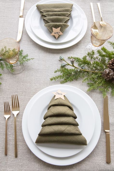 christmas tree napkin fold table setting with name tags Fold A Napkin, Christmas Tree Napkin Fold, Ideas Decoracion Navidad, Christmas Dinner Table Settings, Christmas Napkin Folding, Turkey Napkins, Easy Napkin Folding, Christmas Tree Napkins, Christmas Dinner Table