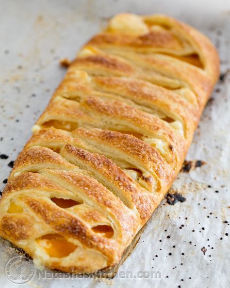 Peach Cream Cheese Braided Danish Recipe - Natasha's Kitchen - orange marmalade and peaches Braided Danish, Puff Pastry Braid, Peach Puff Pastry, Peaches Cream Cheese, Cream Cheese Puffs, Puff Pastry Recipes Dessert, Cream Cheese Puff Pastry, Peach Cheesecake, Pastries Recipes Dessert