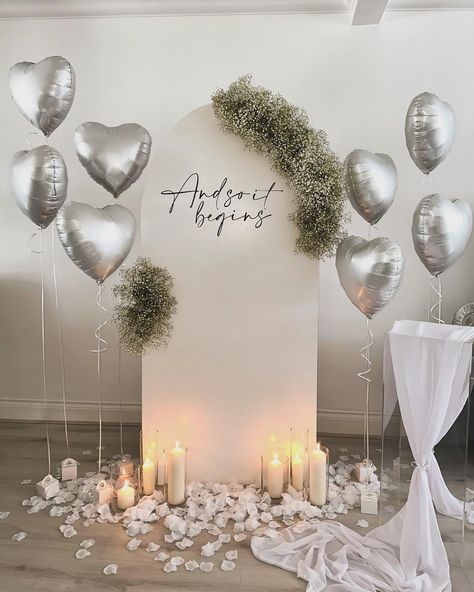 Engagement Balloon Backdrop, Engagement Shower Decorations, Engagement Inspiration Decoration, She Said Yes Balloons, Engagement Dinner Decorations, Home Engagement Decoration, Engagement Party Photo Backdrop, Engagement Decorations At Home, Simple Engagement Party Ideas