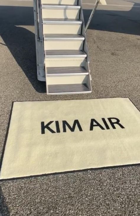 Kim Kardashian Airplane, Kim Air, Trillionaire Lifestyle, Kim Kardashian House, Kardashian Cars, Kardashian House, Private Jet Interior, Jet Privé, Private Plane