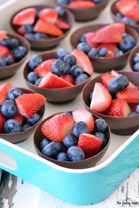 These Chocolate Dessert Bowls are made by dipping balloons in chocolate! The recipe is easy to follow and chocolate bowls can be filled with fresh fruit. Chocolate Cup Desserts, Diy Fruit Bowl, Edible Bowl, Edible Cups, Fruit Salad Bowl, Chocolate Bowls, Chocolate Bowl, Chocolate Fruit, New Fruit